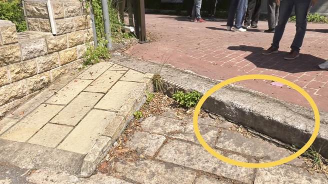 南投县府文化局等单位12日会勘，发现古蹟糯米桥桥头阶梯有毁损痕迹（黄圈处）。（杨静茹摄）