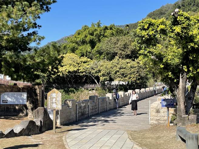 南投县县定3级古蹟、国姓乡糯米桥，在桥梁两侧设有「禁止车辆进入」（右侧蓝色告示牌）告示牌。（杨静茹摄）