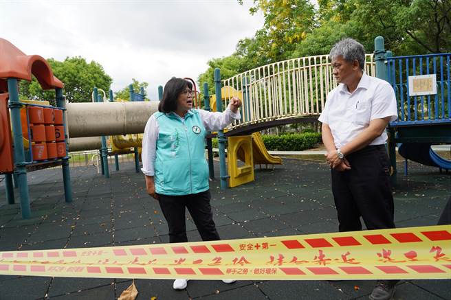 嘉義市立法委員王美惠今天考察會勘嘉義特殊學校的遊具已老舊。（王美惠提供／廖素慧嘉市傳真）