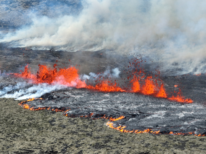2023年7月10日，冰島首都附近的法格拉達爾火山（Fagradalsfjall volcano）爆發後濃煙滾滾，熔岩噴湧。（陸透社）