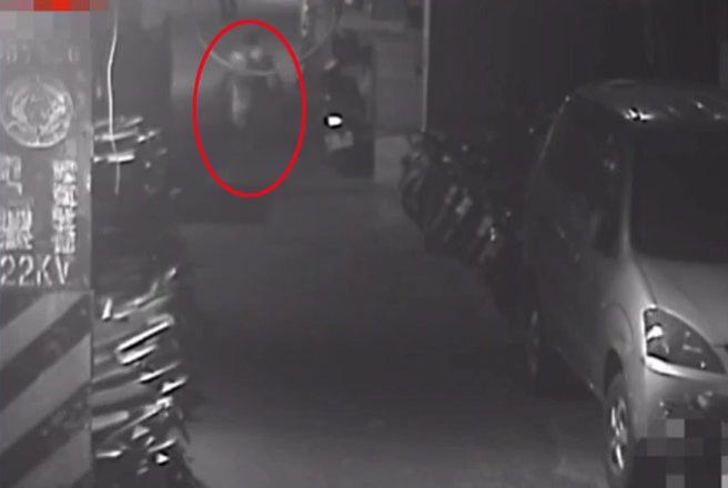 新北市板橋區中正路巷內時，迎面走來手持菜刀男子，不斷大聲咆哮。(影片翻拍)