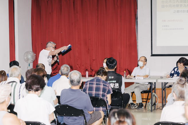 「美国在台协会」（AIT）台北办事处的扩建，锁定内湖中学金湖校区2.6公顷的国中用地，拟变更为机关用地租给AIT使用，12日举行都市计画变更草案公开展览前座谈会时遭到地方里民普遍反对，认为不能平白无故把内湖的用地交给外国人，而美国甚至不是邦交国，现场多位里民高喊「有种建交啊！」(郭吉铨摄）