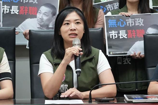 新北市议会民进党团总召郑宇恩批新北市政府的行政失能造成了家长、幼教师的恐慌，「监督市府天经地义，何须道歉」？（黄敬文翻摄）