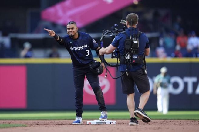 马林鱼球星阿莱斯在明星赛击出安打。（美联社）