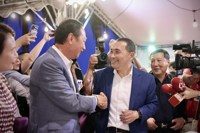 侯友宜要离场前，终于与郭台铭握手。(侯竞办提供)