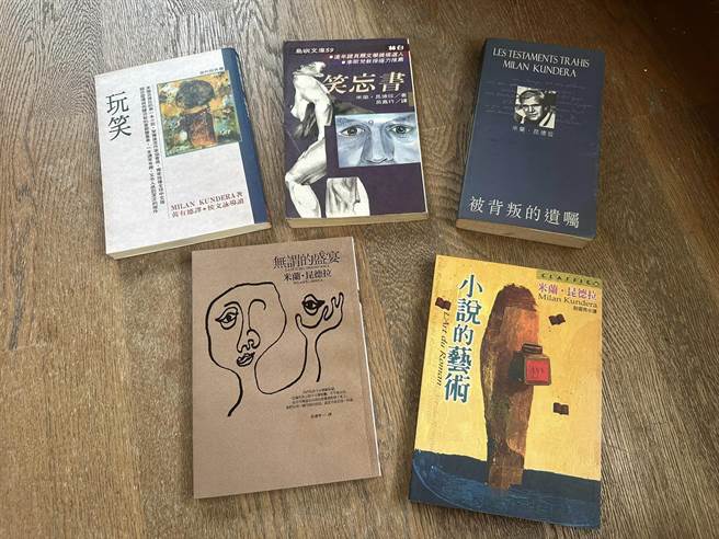 允晨文化发行人廖志峰珍藏多本米兰．昆德拉中译本作品，认为他对台湾90年代知识份子具启蒙意义。（廖志峰提供）
