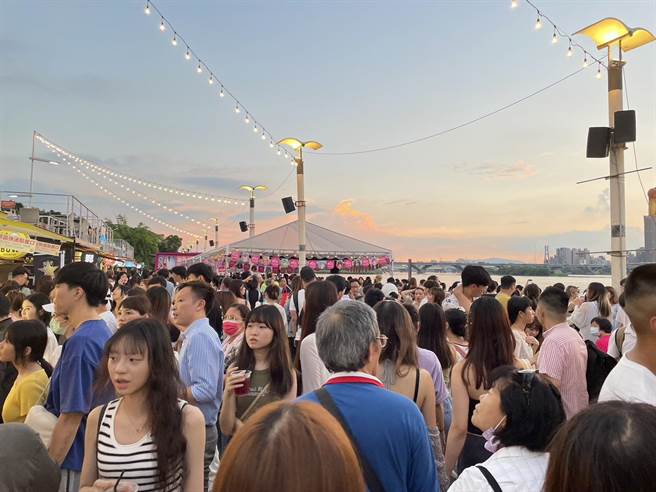 2023大稻埕夏日节12日施放第2场180秒烟火，截至晚间8时为止，观赏人数已破3.2万。（蔡佩珈摄）