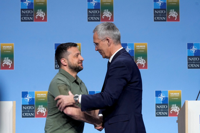 2023年7月12日，北約領導人峰會期間，烏克蘭總統澤倫斯基（Volodymyr Zelensky）和北約秘書長斯托爾滕貝格（Jens Stoltenberg）在新聞發佈會上握手。(路透社）