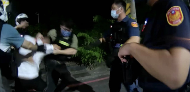 高雄男疑「家庭糾紛」持3把刀上街，勇警趁隙奪刀遭劃傷。(楠梓分局提供)