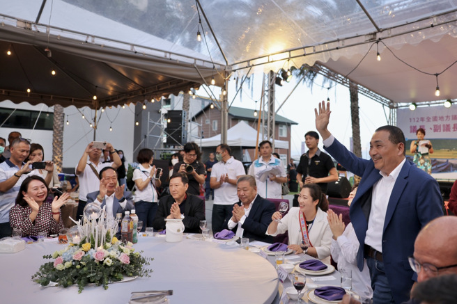 國民黨總統參選人侯友宜出席全國正副議長聯誼酒會，與鴻海創辦人郭台銘同坐主桌。(侯友宜競辦提供)