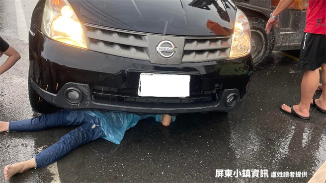 女騎士卡轎車底盤，工廠急開堆高機救人。(屏東小鎮資訊提供)