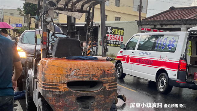 女騎士卡轎車底盤，工廠急開堆高機救人。(屏東小鎮資訊提供)