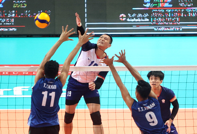 中华男排陈建祯（后中）扣杀。（中华排协提供）