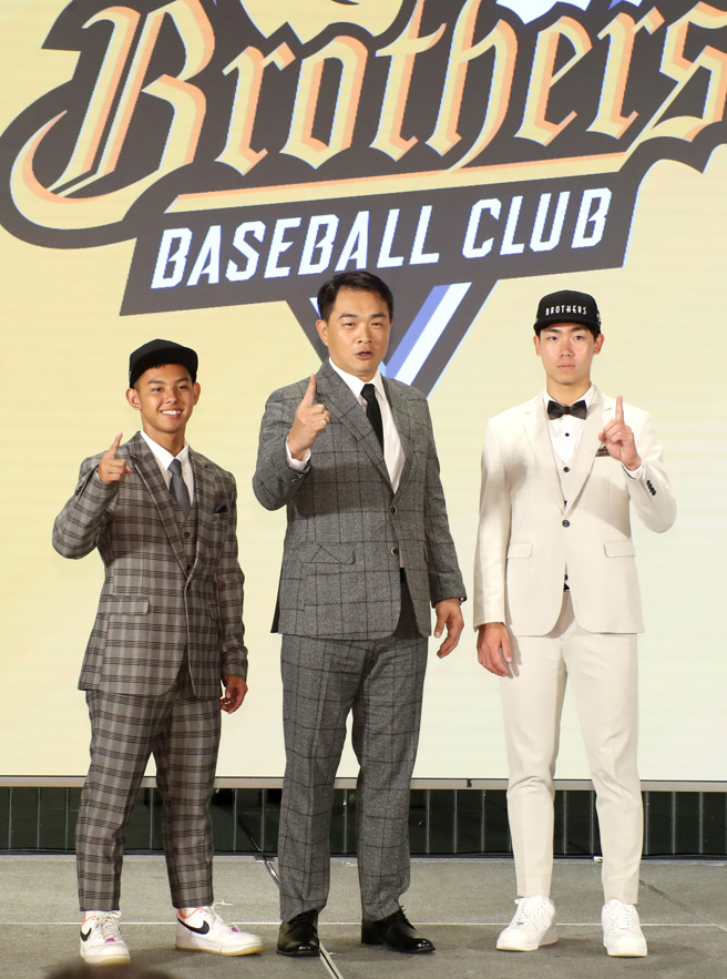 中信兄弟总教练彭政闵（中）与今年获选的新秀。（郑任南摄）