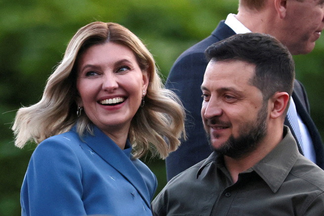 2023年7月11日，北约领导人峰会期间，乌克兰总统泽伦斯基和夫人欧琳娜在总统府的晚宴前合影留念。（路透社）