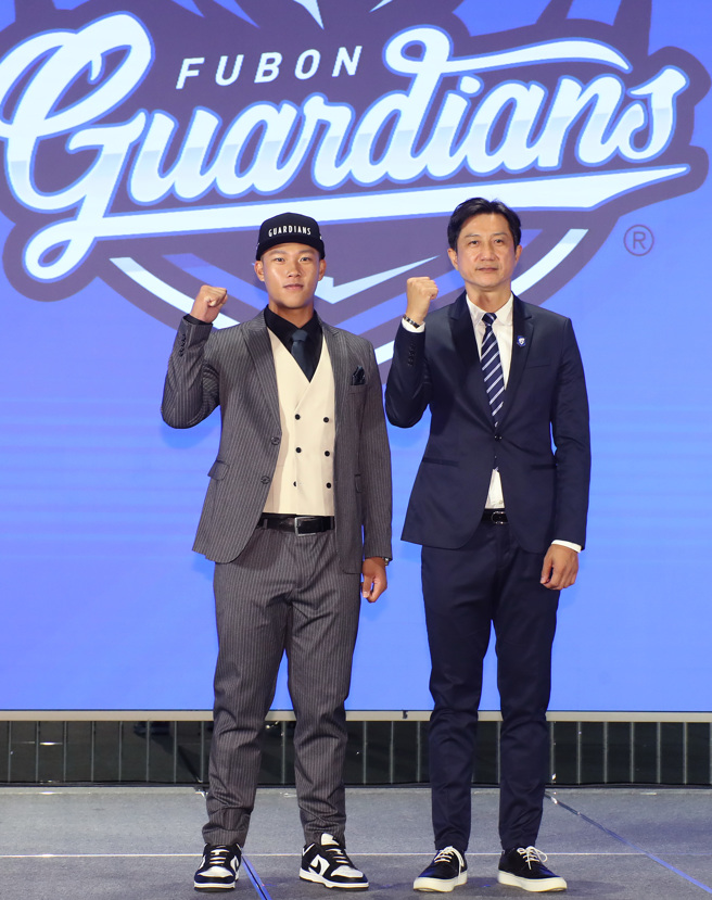 北科附工重炮手王念好（左）与富邦悍将总教练丘昌荣。（郑任南摄）