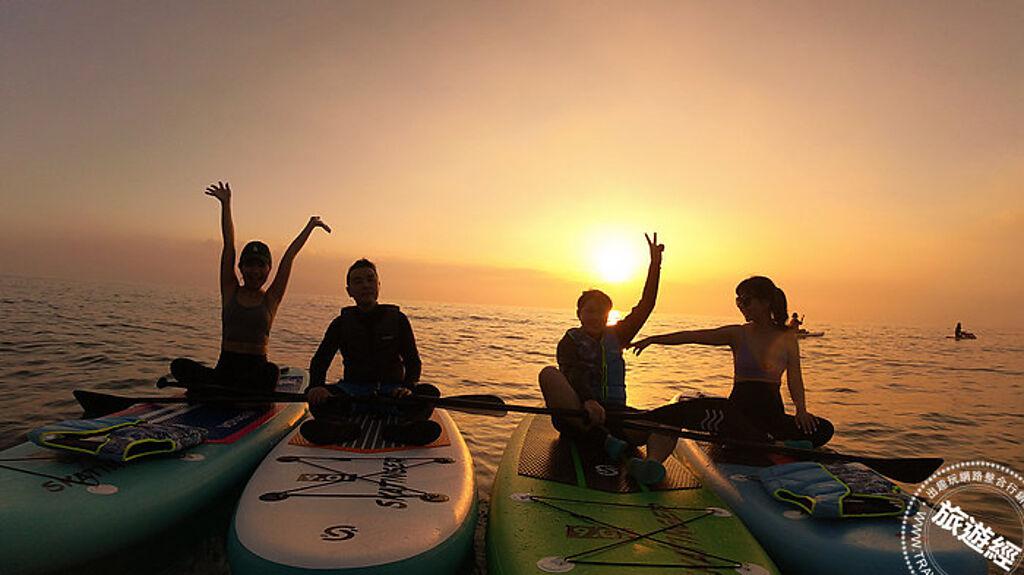 一起划著SUP，拍下美麗的海上夕陽體驗SUP樂趣。（圖／去海邊）