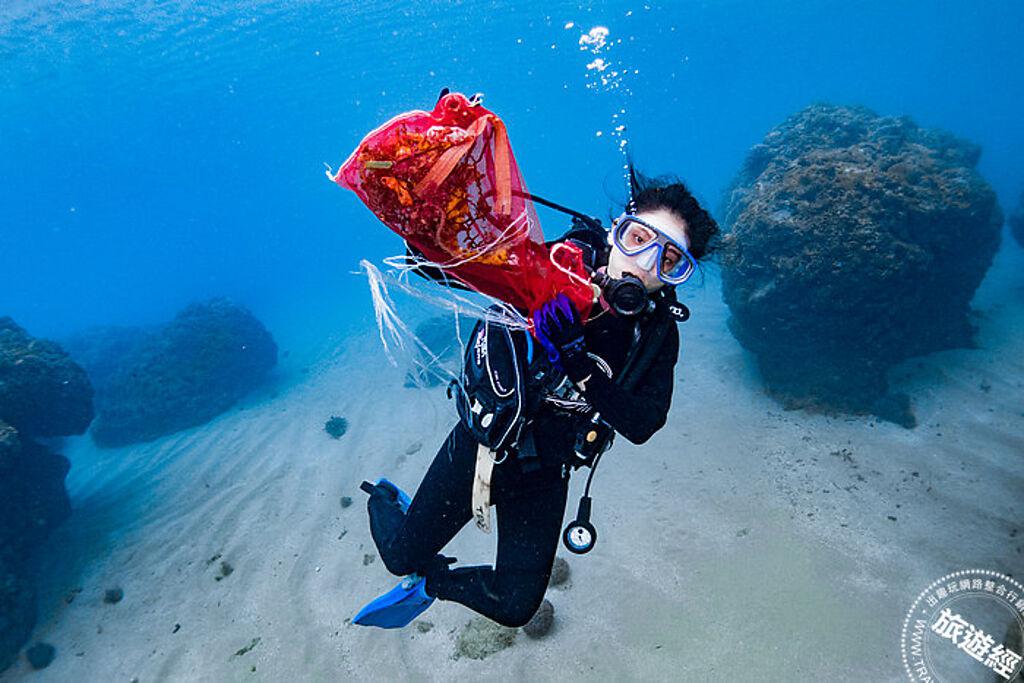 半島花花生活節的海洋大使，由台灣潛水專業教練陪同淨海與生態認識的方式走入海洋。（圖／台灣潛水）