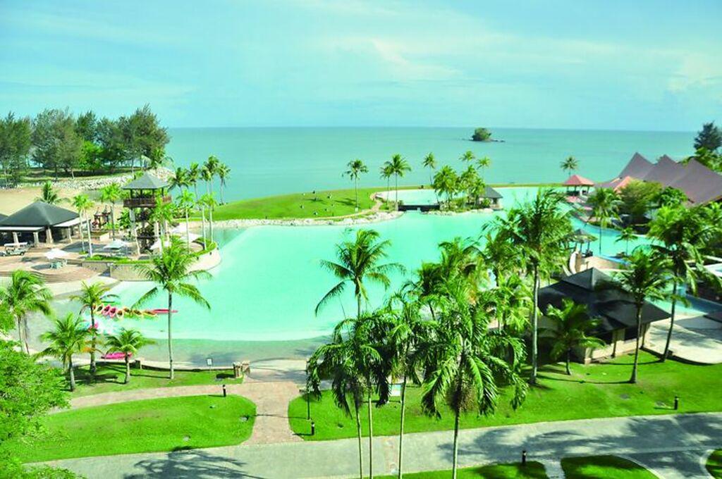 飯店擁有私人沙灘及多座泳池設備，給予遊客最舒適的住宿體驗。（陳妍潔攝）