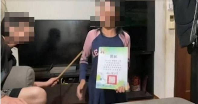 因為女兒「只考第五名」，父親因此以藤條處罰，還將影片PO上網路，遭到許多人質疑管教過當，新北市社會局也介入處理。（圖／翻攝自網路）