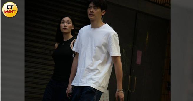 王庭匀与女友张馨比走到哪手都牵得很紧。（图／本刊摄影组）