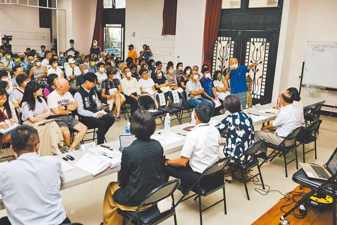 「美国在台协会」（AIT）台北办事处的扩建，锁定内湖中学金湖校区2.6公顷的国中用地，拟变更为机关用地租给AIT使用，7/12日举行都市计画变更草案公开展览前座谈会，遭到地方里民普遍反对，（郭吉铨摄）