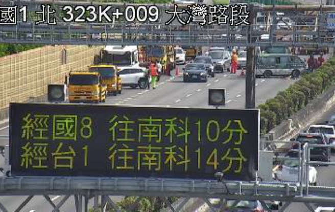 國1南下永康段「1大3小」車連環撞！箱型車橫躺車道，車流回堵5公里。(翻攝自國道高速公路局)