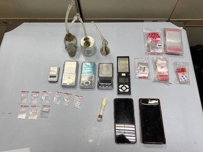 现场并查扣已分装好待售的一级毒品海洛因、二级毒品安非他命共17包（约23公克）。（图 / 警方提供）