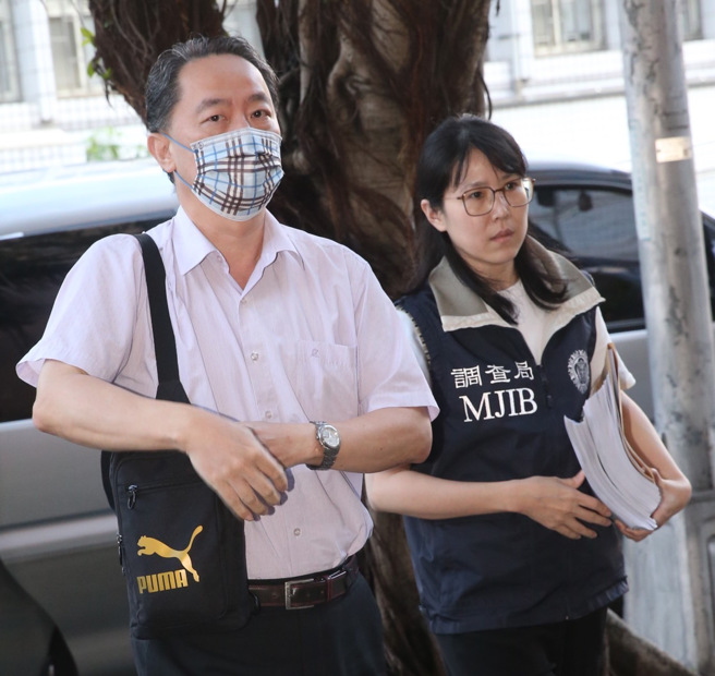 营建署组长张之明涉嫌长期透过立委「执行长」张腾龙，收受贿赂与不正饮宴等利益，护航厂商取得云林绿电、道路改善工程以及市区道路整修标案，台北地检署指挥调查局搜索，约谈营建署组长张之明。（陈君玮摄）