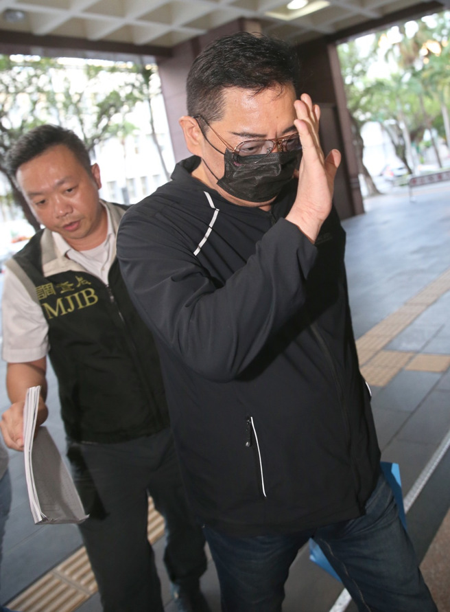 营建署组长张之明涉嫌长期透过立委「执行长」张腾龙，收受贿赂与不正饮宴等利益，护航厂商取得云林绿电、道路改善工程以及市区道路整修标案，台北地检署指挥调查局搜索，约谈立委「执行长」张腾龙。（陈君玮摄）