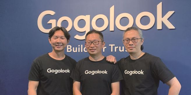 Gogolook走着瞧13日在创新板挂牌。左起执行长郭建甫、董事长郑胜丰及财务长黄钰文三人表示，AI时代，带来新的挑战和机会。未来看好资安、金融科技及AI，还有东南亚市场。图／何英炜