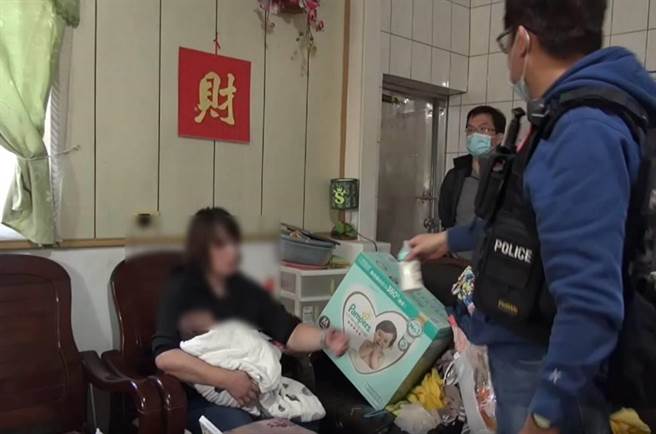47岁陈姓妇人带娃贩毒，警方持搜索票查缉，员警更充当奶爸安抚两月娃。（台中市警察局提供／冯惠宜台中传真）