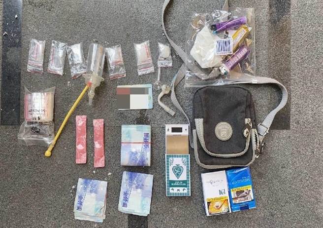 警方也当场搜索查扣待售的一级毒品海洛因、二级毒品安非他命共17包（约23公克）、吸食器、电子磅秤、分装袋1批、手机及新台币5万2000元等证物。（台中市警察局提供／冯惠宜台中传真）★《中时新闻网》关心您：保护自己、远离毒品！