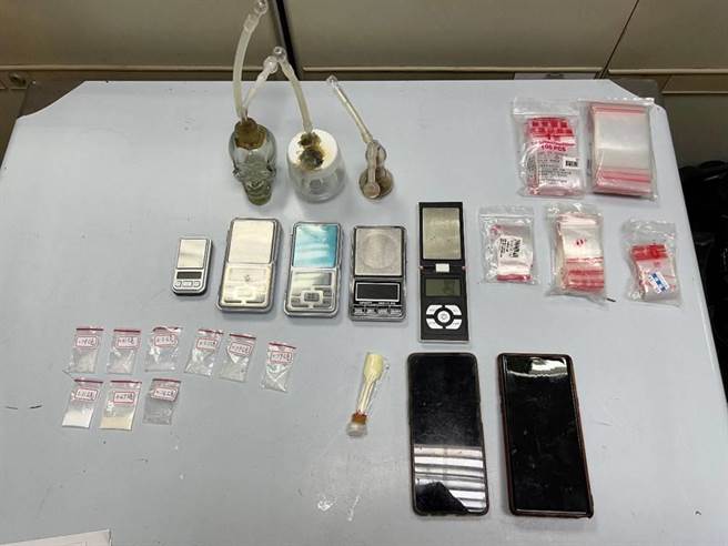 警方也当场搜索查扣待售的一级毒品海洛因、二级毒品安非他命共17包（约23公克）、吸食器、电子磅秤、分装袋1批、手机及新台币5万2000元等证物。（台中市警察局提供／冯惠宜台中传真）★《中时新闻网》关心您：保护自己、远离毒品！