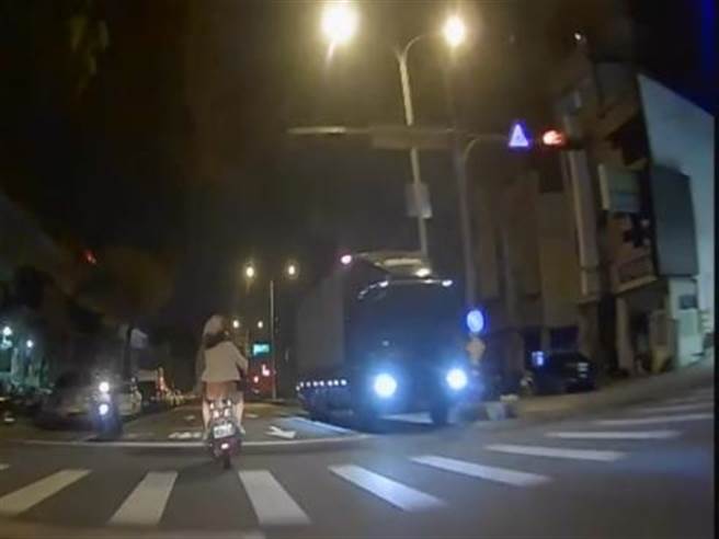 37歲曹姓男子拒檢跑遍半個台中，期間還闖紅燈、逆向，警方訊後將依公共危險罪嫌移請台中地檢署偵辦。（民眾提供／潘虹恩台中傳真）