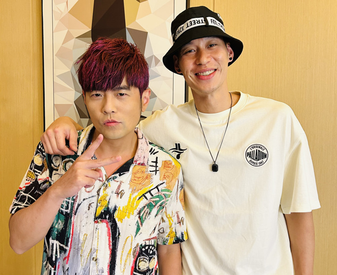 林書豪（右）現身天王周杰倫（左）演唱會。（資料照／杰威爾音樂提供）