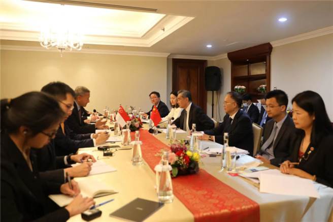 中共中央外事辦主任王毅當地時間12日在雅加達會見新加坡外長維文。（翻攝自大陸外交部網站）