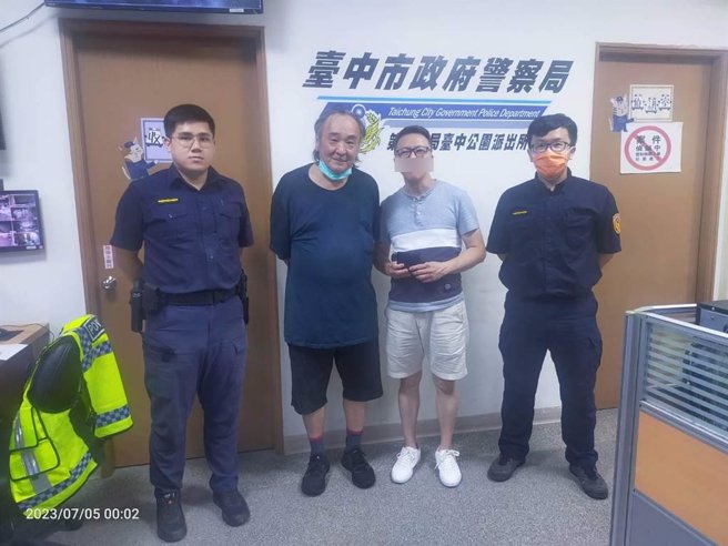 来自新加坡的叶氏夫妻日前到台中旅游搭乘计程车遗失皮夹，幸经报警协巡，不到2小时，就让皮夹物归原主，叶姓夫妻杝不断向员警及计程车司机道谢。（台中市第二分局提供／冯惠宜台中传真）