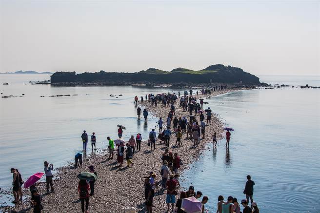 澎湖县北寮的摩西分海。（澎管处提供／许逸民澎湖传真）