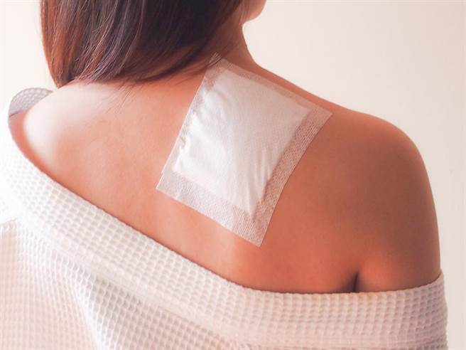 住院睡醒「双乳遭噁男贴药膏」，女病患一看爱心纸条气炸提告。(示意图／shutterstock)