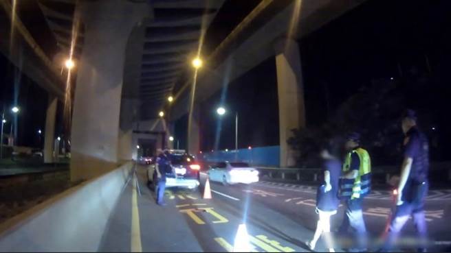 警方將孕婦戴上警車，火速送醫。（警方提供）