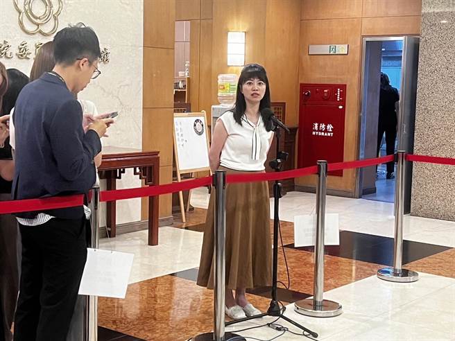 民進黨立委高嘉瑜自嘲說，她才是募款演唱會始祖，當初門票880元「物美價廉」，柯唱那麼難聽都賣8800元，自己每天免費唱歌給大家聽，大家還身在福中不知福，也考慮減少免費唱歌。（游念育攝）