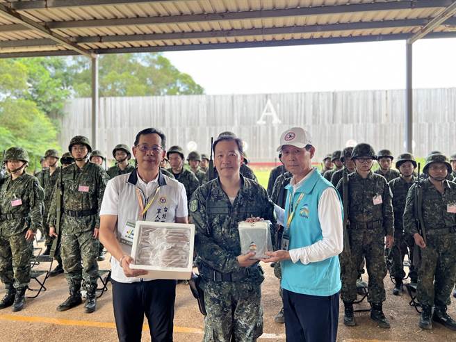 兵役局长李治安12日代表台北市长蒋万安，前往视察并慰劳台北市教召军人，并致赠冰棒、凉感巾与运动饮料。（台北市兵役局提供／丁上程台北传真）