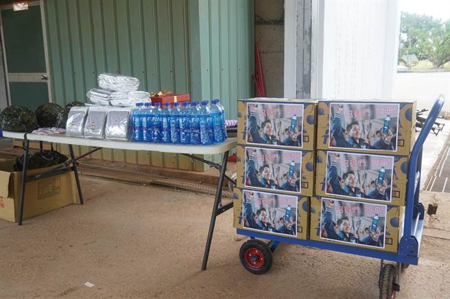 兵役局长李治安12日代表台北市长蒋万安，前往视察并慰劳台北市教召军人，并致赠冰棒、凉感巾与运动饮料。（台北市兵役局提供／丁上程台北传真）