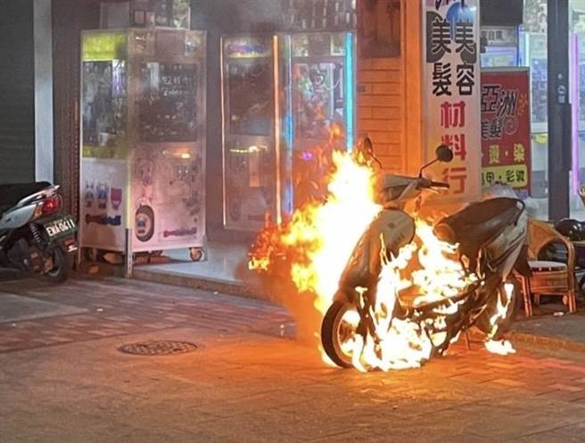 金门金城镇闹区大街昨间一辆电动机车充电时起火自燃，火势猛烈浓烟及火花不断窜出，吓坏逛街民眾。(图／民眾提供)