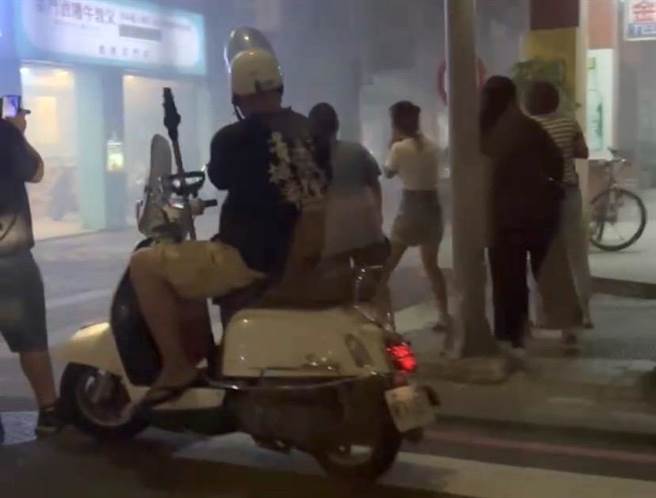 火烧车造成满街浓烟，很多正在逛街与用餐的民眾纷纷逃窜一旁后驻足围观。(图／民眾提供)
