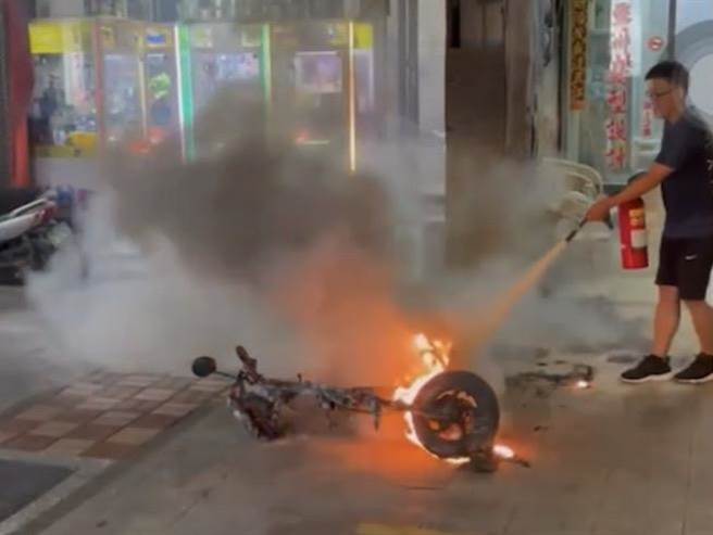 现场有一名见义勇为的民眾见状先行使用一旁店家灭火器进行初期灭火，才未酿成更大灾祸。(图／民眾提供)