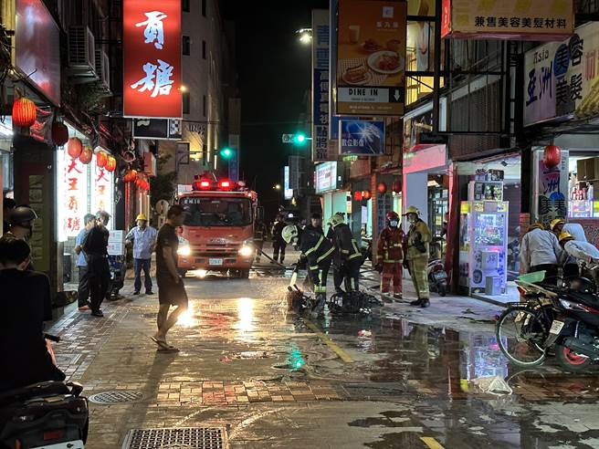 警消获报立即出动各式救灾车辆6辆及消防人员15名赶赴现场救援。(图／金门县消防局提供)