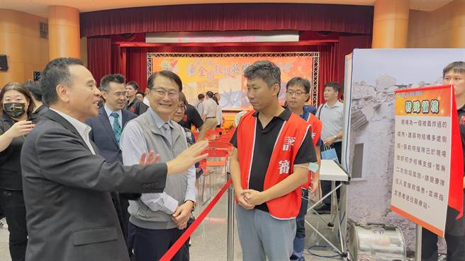 消防局长李清安（左）向副市长陈纯敬（中）说明竞赛关卡情境设计。（吕健豪摄）