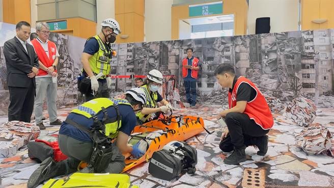 此次救护竞赛模拟多项情境，也因应乌俄战争模拟战伤元素。（吕健豪摄）